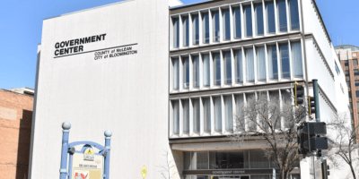 Fachada de la alcaldía de Bloomington.