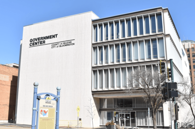 Fachada de la alcaldía de Bloomington.