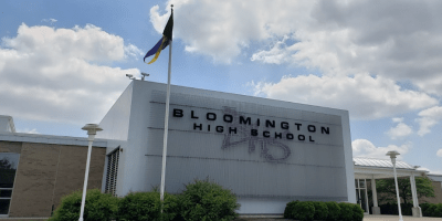 Fachada de la escuela preparatoria de Bloomington