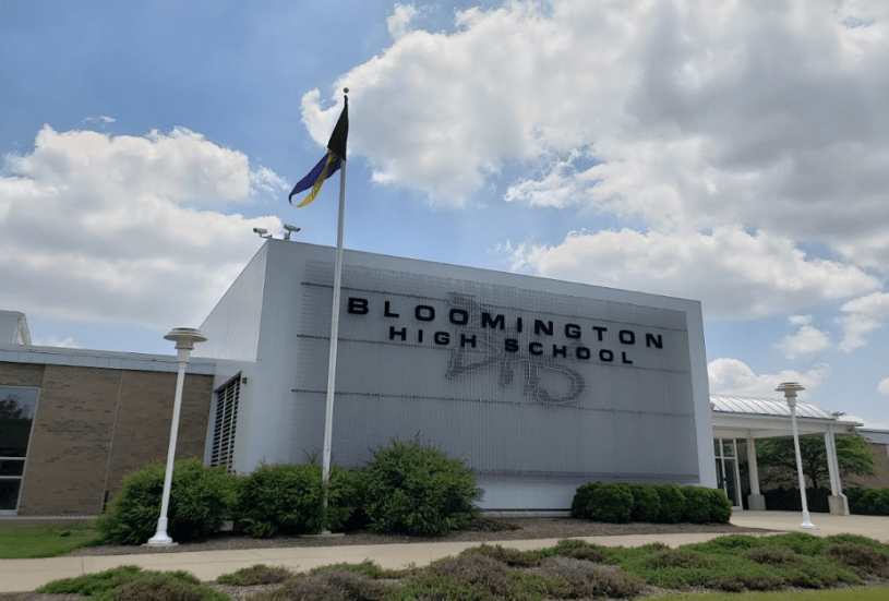 Fachada de la escuela preparatoria de Bloomington