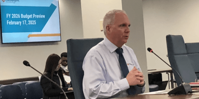 Director de finanzas de Bloomington, Scott Rathbun, ofreciendo una presentación.