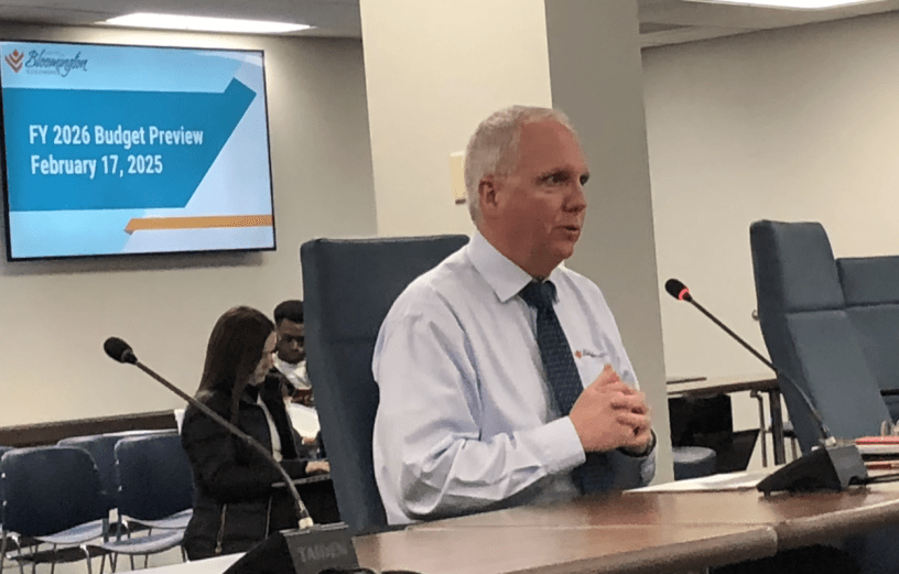 Director de finanzas de Bloomington, Scott Rathbun, ofreciendo una presentación.