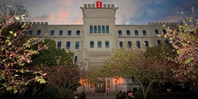 Fachada de un edificio en Bradley University
