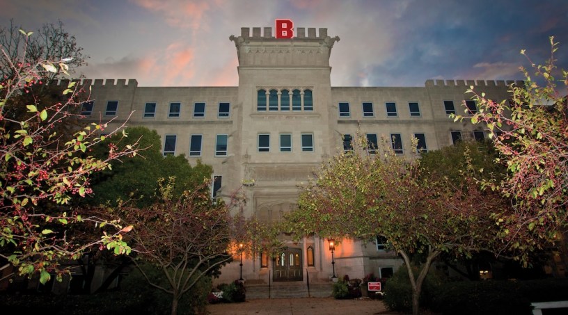 Fachada de un edificio en Bradley University