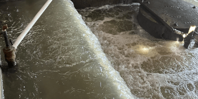 Un tanque de agua lleno rodeado de tubos. Foto cortesía de Charlie Schlenker, de WGLT.