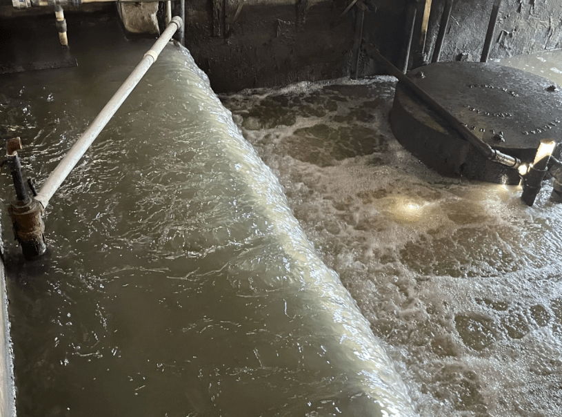 Un tanque de agua lleno rodeado de tubos. Foto cortesía de Charlie Schlenker, de WGLT.
