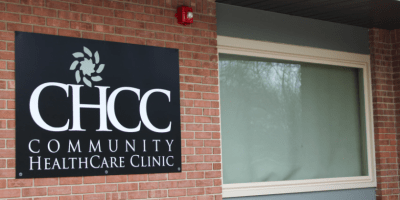 Letrero de la clinica comunitaria colgado en la pared.