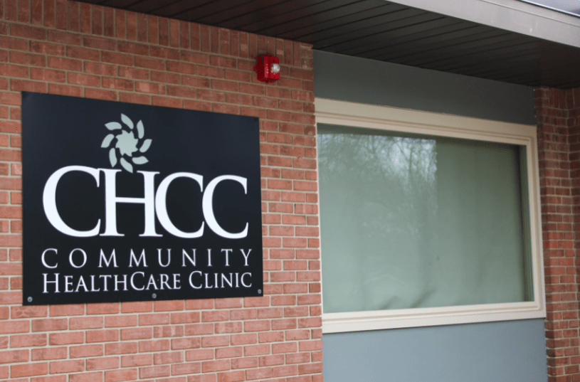 Letrero de la clinica comunitaria colgado en la pared.