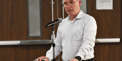 Hombre hablando en un podio.