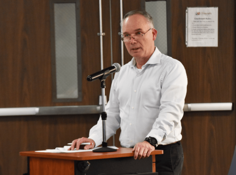 Hombre hablando en un podio.