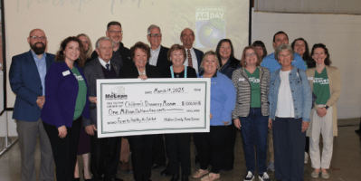 Grupo de personas sosteniendo un cheque gigante.