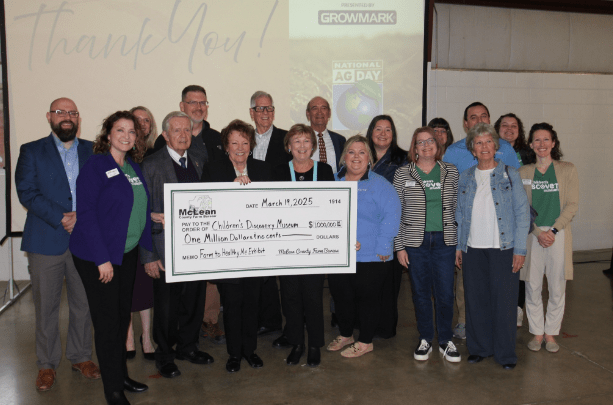 Grupo de personas sosteniendo un cheque gigante.