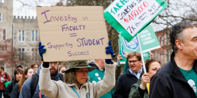 Grupo de personas sosteniendo pancartas en sus manos.