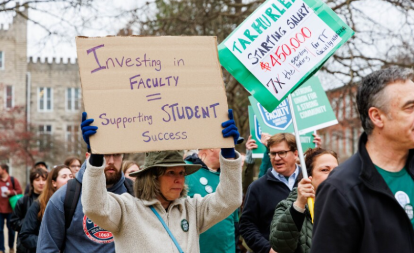 Grupo de personas sosteniendo pancartas en sus manos.