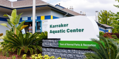 letrero del Karraker Aquatic Center