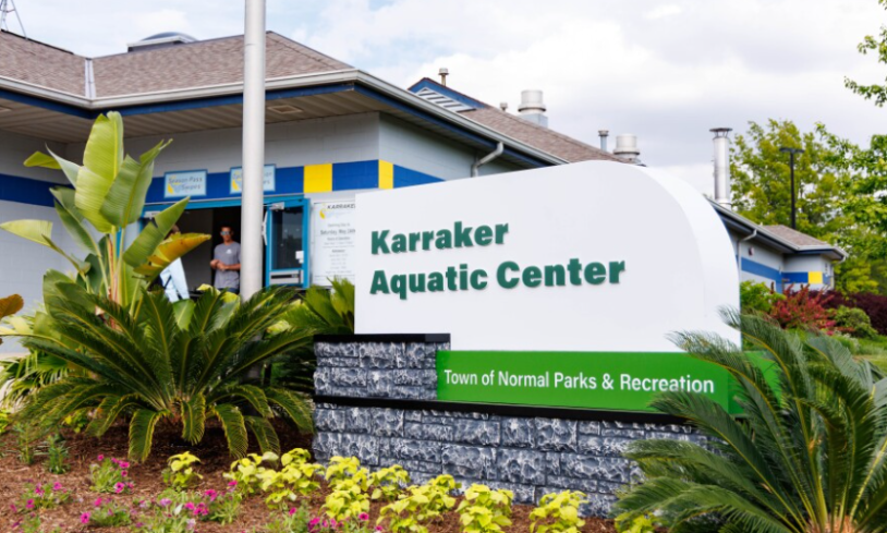 letrero del Karraker Aquatic Center