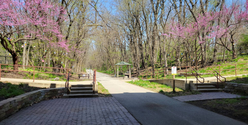 Un cruce de dos senderos de asfalto. Una seccion del Constitution trail