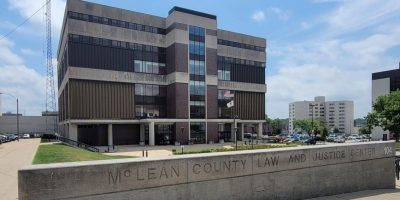 Fachada del Centro de Justicia de McLean County