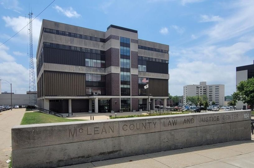 Fachada del Centro de Justicia de McLean County