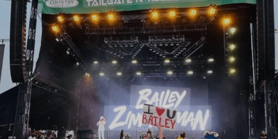 Mucha gente frente al escenario de un concierto.