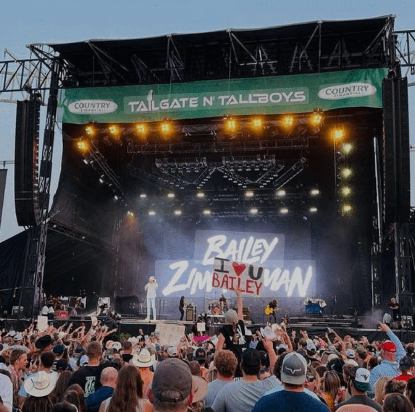 Mucha gente frente al escenario de un concierto.