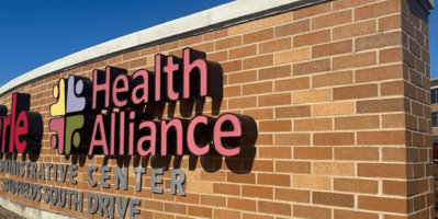 Letrero frontal de Health Alliance