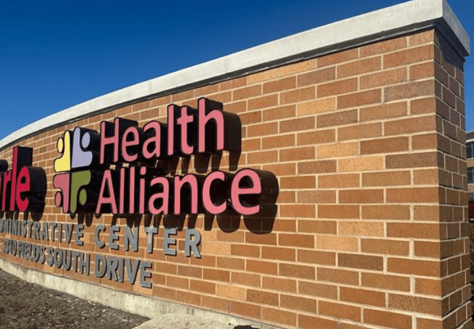 Letrero frontal de Health Alliance