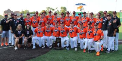 Los jugadores, coaches y personal técnico posando para la foto grupal oficial del equipo.