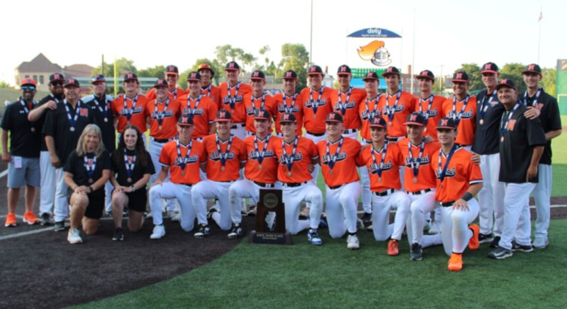 Los jugadores, coaches y personal técnico posando para la foto grupal oficial del equipo.