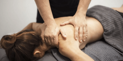 Una mujer recibiendo un masaje en la espalda.