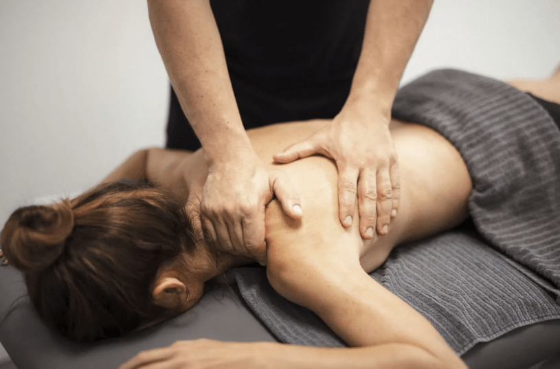 Una mujer recibiendo un masaje en la espalda.