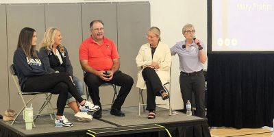 Barb Smith ofrece una charla en el YMCA de Bloomington durante el evento de Find My Team sobre reclutamiento universitario para atletas de preparatoria.