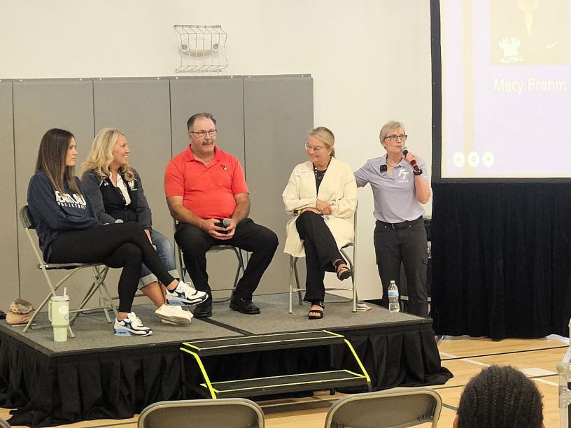 Barb Smith ofrece una charla en el YMCA de Bloomington durante el evento de Find My Team sobre reclutamiento universitario para atletas de preparatoria.