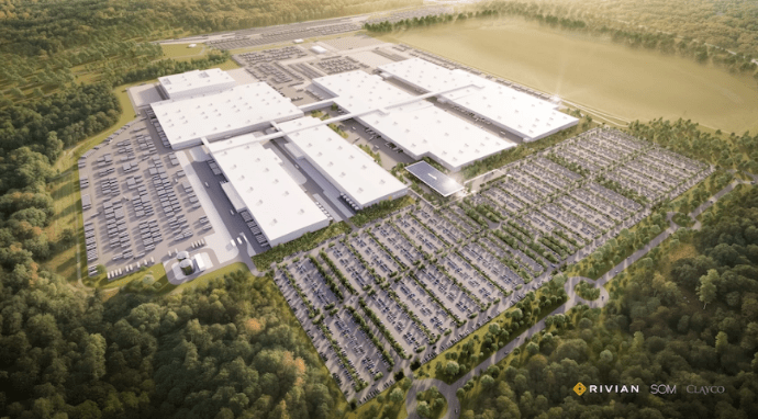 Vista aérea de la planta de Rivian en Georgia, con grandes naves industriales, estacionamientos y bosque alrededor.