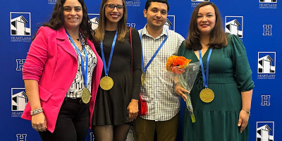 cuatro personas con medallas