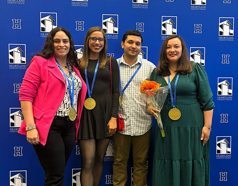 cuatro personas con medallas