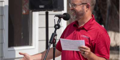 un hombre hablando en un microfono