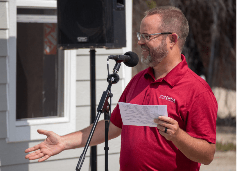 un hombre hablando en un microfono