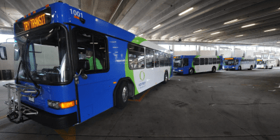 Un autobús de Connect Transit circula por una calle de Bloomington-Normal durante el día.
