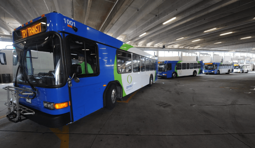 Un autobús de Connect Transit circula por una calle de Bloomington-Normal durante el día.
