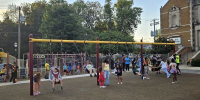 Niños jugando en un columpio.