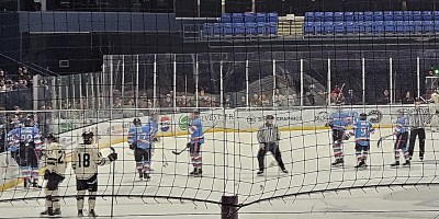 Jugadores de jokey sobre la pista de hielo.