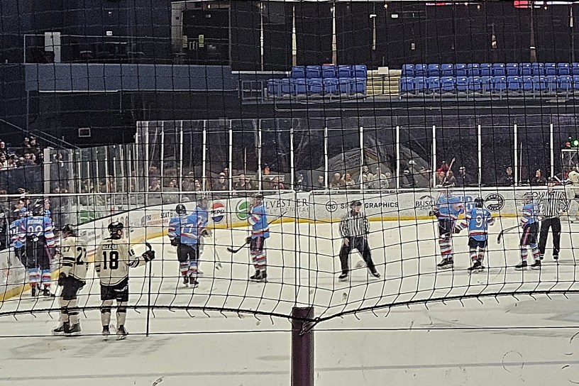 Jugadores de jokey sobre la pista de hielo.