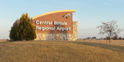 Aviso principal con el nombre del Aeropuerto Regional de Illinois Central.