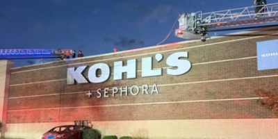 Un carro estrellado contra una pared de ladrillos