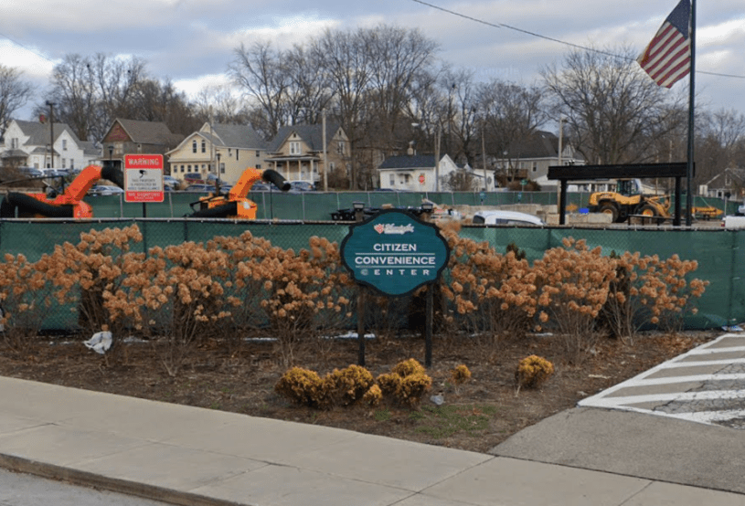 Aviso frontal de la entrada al Centro de conveniencia a los ciudadanos.