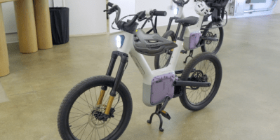 Bibicleta electrica de Also en medio de una sala industrial.