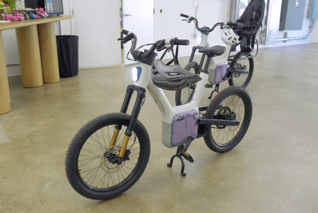 Bibicleta electrica de Also en medio de una sala industrial.
