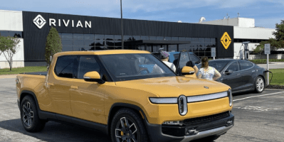 Entrada principal de la planta de Rivian en Normal, donde se fabrican las camionetas, SUV y vans eléctricas de la compañía.