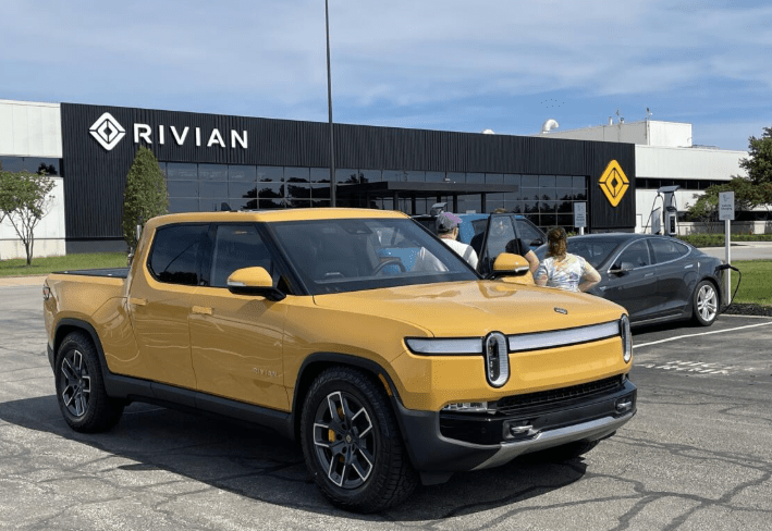 Entrada principal de la planta de Rivian en Normal, donde se fabrican las camionetas, SUV y vans eléctricas de la compañía.